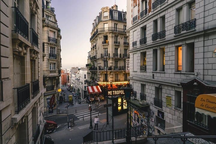 5 hours Private Tour at Marais & Montmartre with Airport pickup