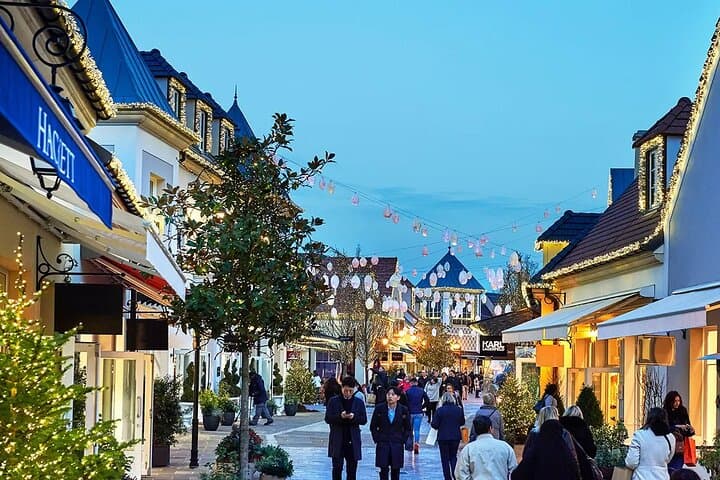 6 Hrs Le Marais and la Vallée Village Tour with CDG pick up