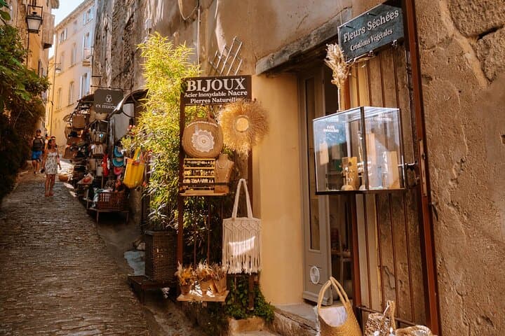 Come and discover the typical streets of Gordes