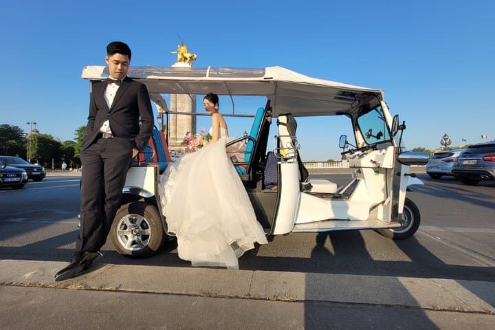 Private Tour of Paris in Tuktuk