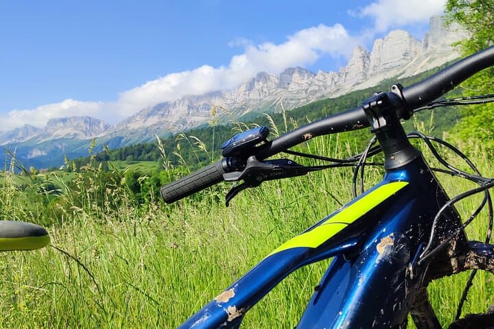 Immersive mountain bike adventure around Mont-Aiguille (Vercors)