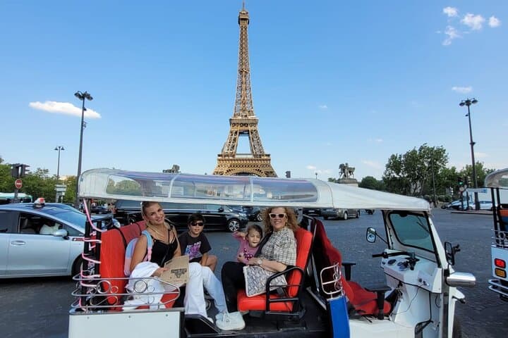 Private Tour of Paris in Tuktuk