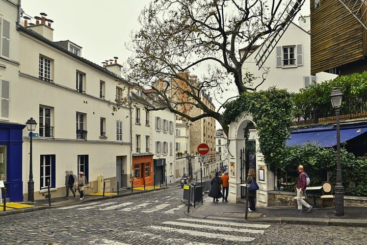 Paris: Montmartre & Sacré Coeur Private Walking Tour