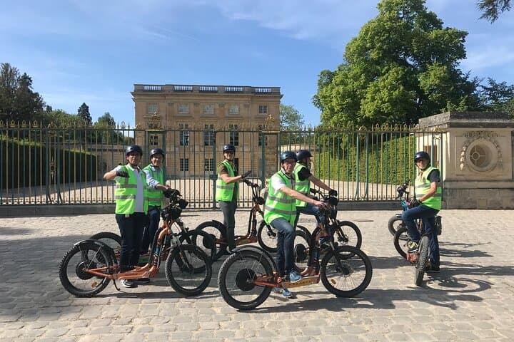 Scooters in front of the Petit Trianon #chateaudeversailles
E Scooters in front of the Petit Trianon #chateaudeversailles