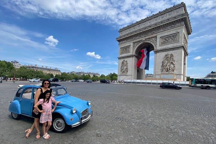 Explore Paris in a classic Citroën 2CV – private guided tour through iconic landmarks, hidden gems & Parisian charm. #Paris2CV #ClassicCarTour #ParisSightseeing #VintageParis