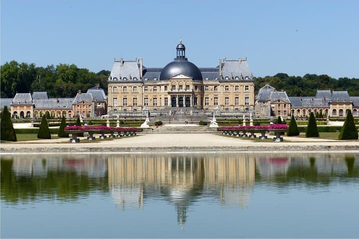 Round transfer to Fontainebleau and Vaux le Vicomte from Paris