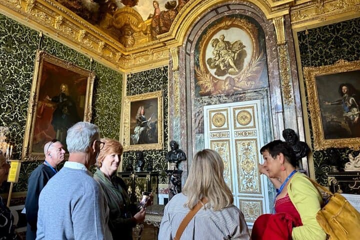 With your guide, explore the nearly two thousand rooms that make up this impressive chateau.