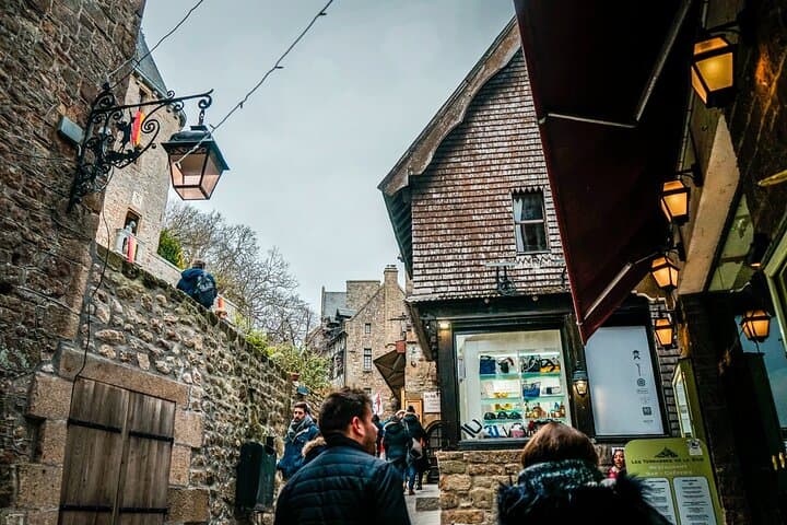 CDG Transfers with Mont Saint Michel VIP Tour & Louvre Photoshoot