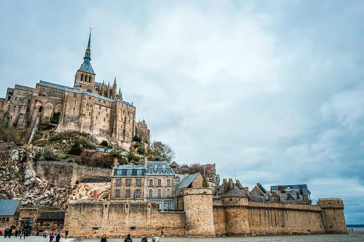 CDG Transfers with Mont Saint Michel VIP Tour & Louvre Photoshoot