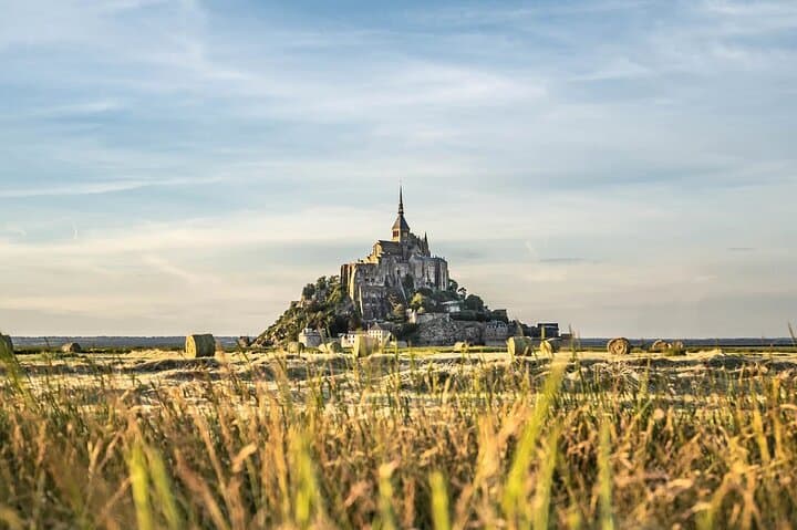 CDG Transfers with Mont Saint Michel VIP Tour & Louvre Photoshoot