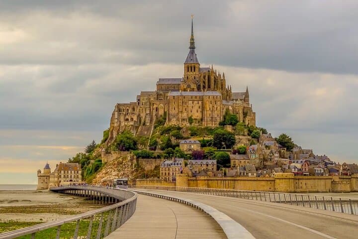 CDG Transfers with Mont Saint Michel VIP Tour & Louvre Photoshoot