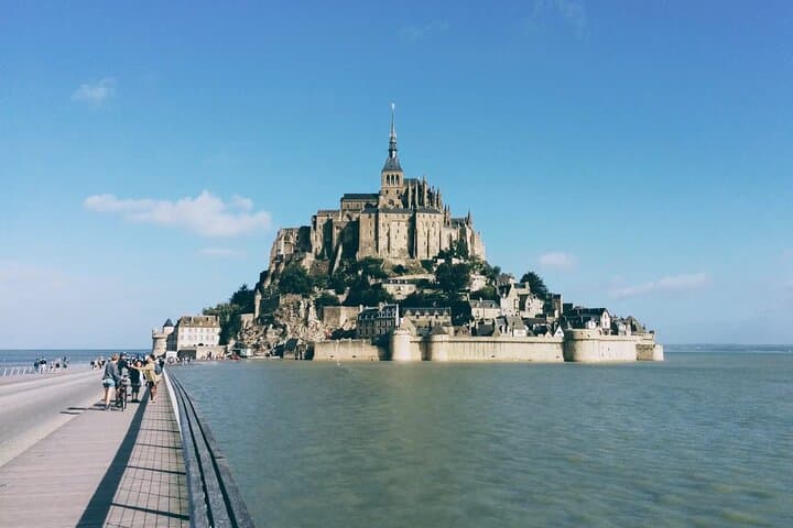 D-Day Omaha Beach Private Tour with CDG Transfer and Champagne