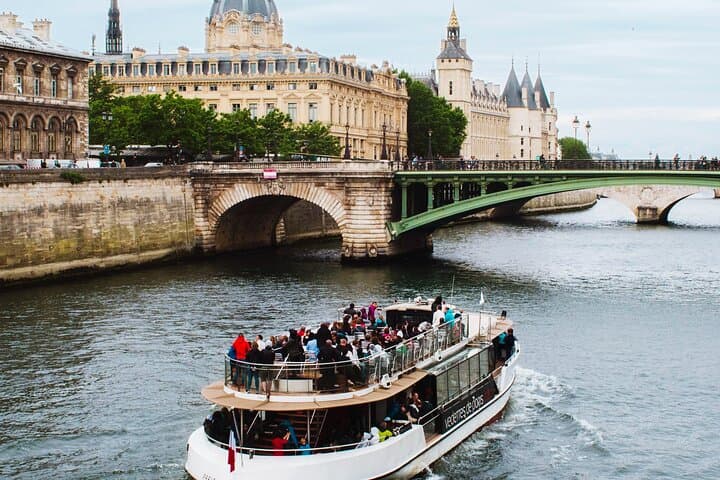 CDG Transfer with Paris tour,Cruise Lunch,Montparnasse &cabaret