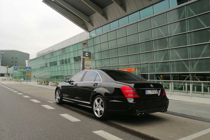 Paris Airports Private Roundtrip Transfer