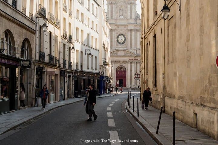 Paris Historic Private 3-hour Walking Tour with WWII Landmarks