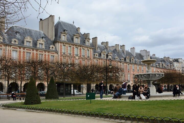 Paris, je t’aime Movie Locations Tour in Paris with Local Guide