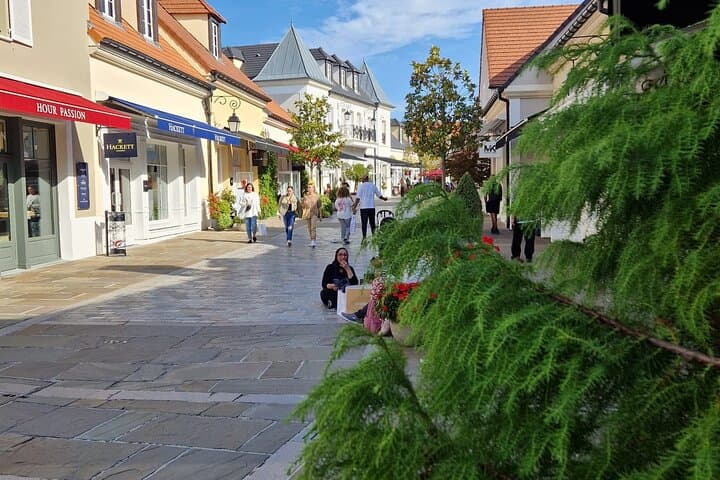 Round Transfer from Paris to La Vallee Village for 1-3 persons