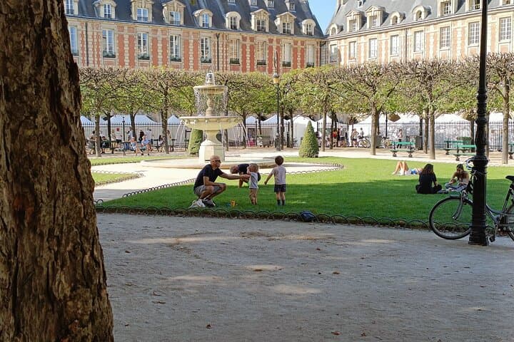 2 Hours Private Sightseeing Tour with Sweet Delights in Le Marais