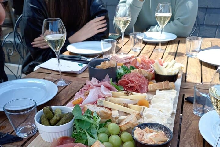Enjoy a nice lunch paired with Champagne