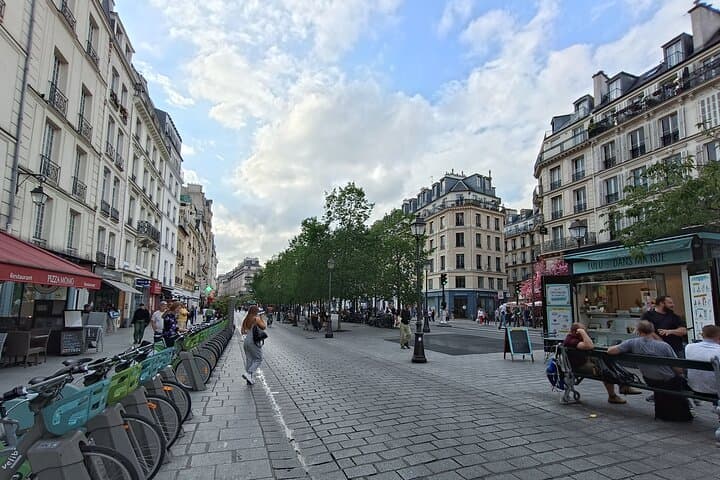 2 Hours Private Sightseeing Tour with Sweet Delights in Le Marais