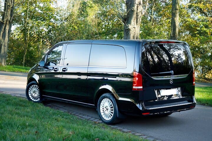 Paris: Private van or sedan transfer to Charles de Gaulle airport