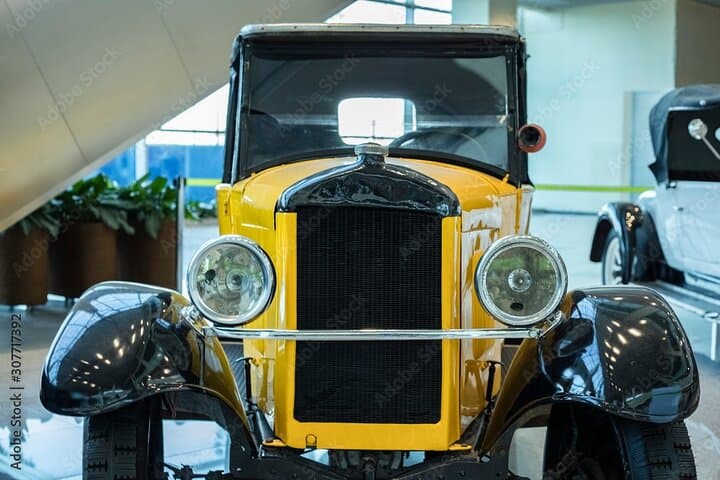 2 hours Paris Private Vintage Car Tour with hotel Pick up and Drop