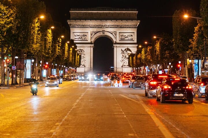 Private one-hour excursion to Paris in a Classic Citroën