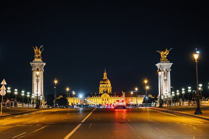 Private one-hour excursion to Paris in a Classic Citroën