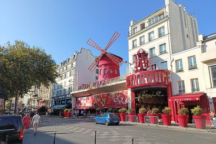 Montmartre Quarter Private Guided Tour in Paris