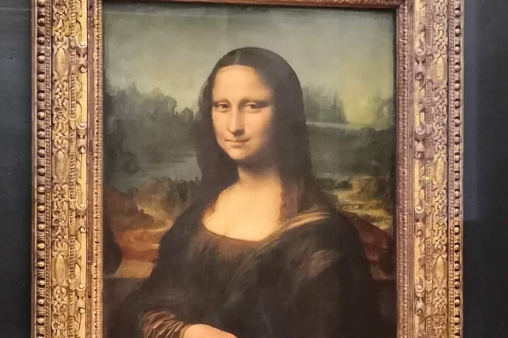 Paris: Louvre Museum Private Highlights Tour with Included Ticket