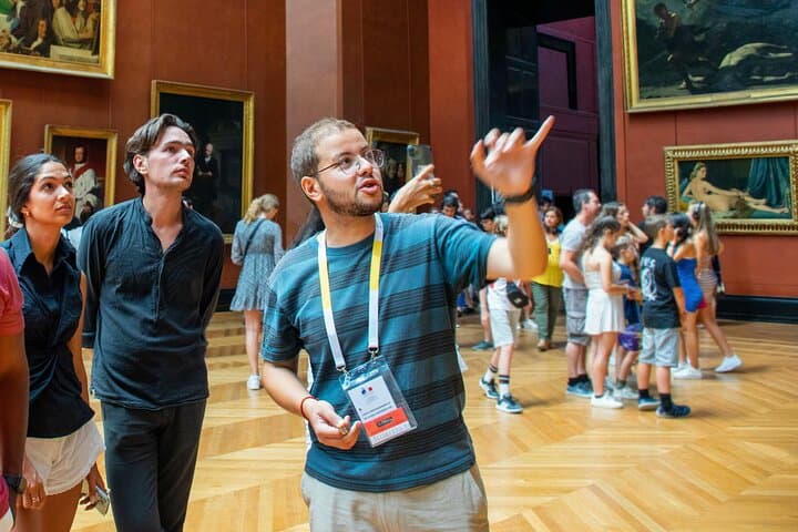 Guide in front of paintings