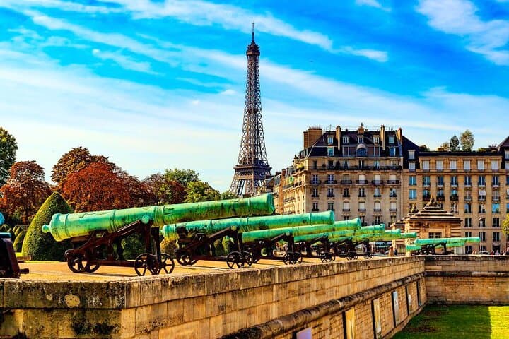 Small Group Sightseeing walking tour around Eiffel Tower