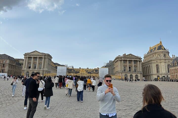 Private Full Day Tour to Versailles and Giverny from Paris with Hotel Pick Up