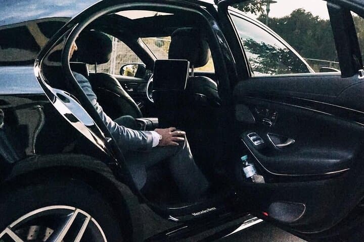 Arrival Transfer: MRS Airport to Marseille by Business Car