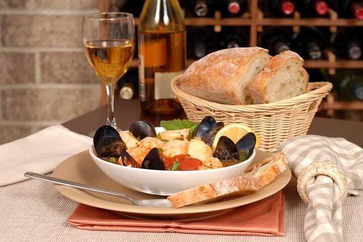 Wine, mussels and
bread, what more?