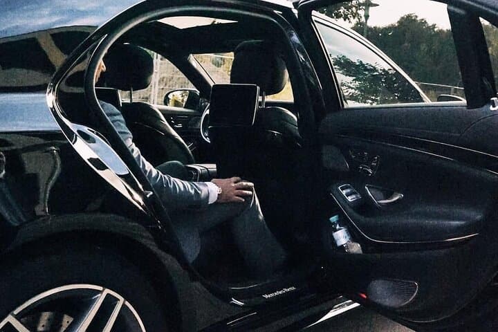Arrival Transfer: Paris Airport CDG to Paris by Business Car