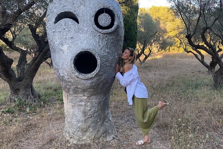Un kiss à une sculpture d'Ugo Rondinone dans le jardin de la Fondation Carmignac