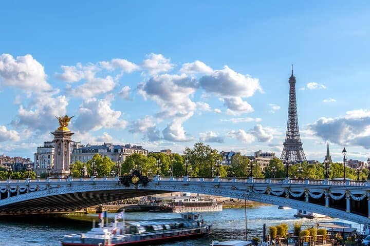 Historic Paris: Exclusive Private Tour with a Local