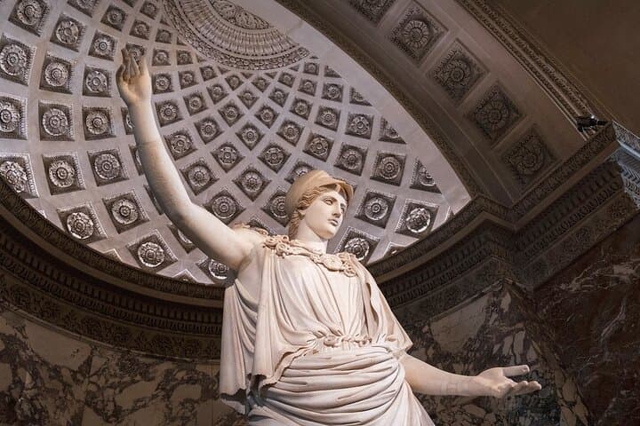 Paris Louvre 6-people Tour with Pre-Reserved Tickets