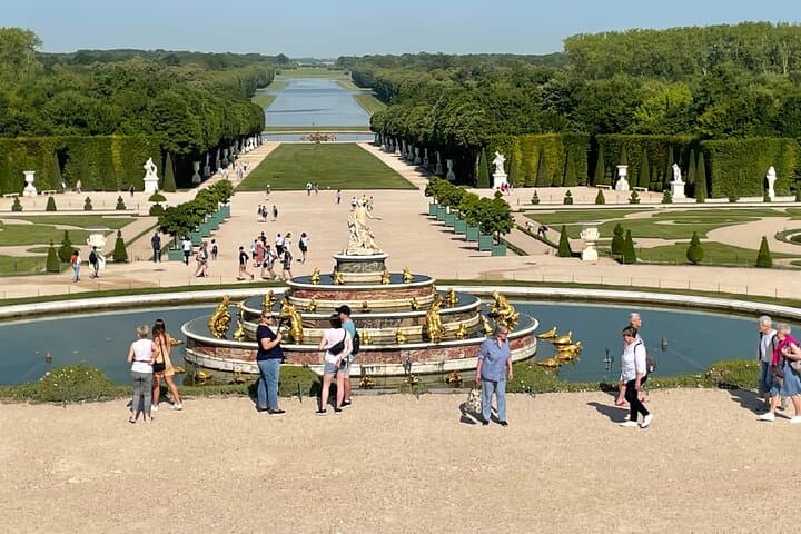 Excursion CHATEAU DE VERSAILLES and GIVERNY in Limousine from Paris