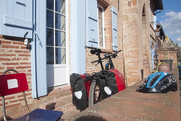 Scenic E-Bike Ride to a Hilltop Village from Toulouse