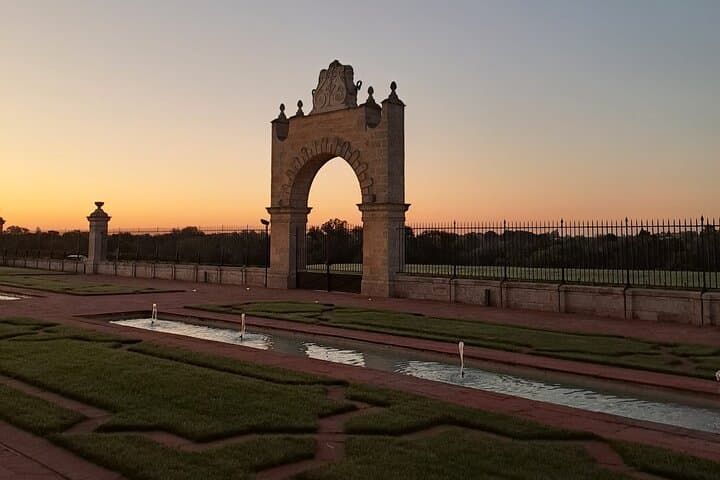Private Bordeaux wine tour with wine pro 8h (up to 7 people)
