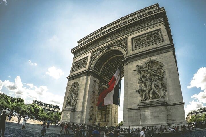 Walk around the Arc De Triumph