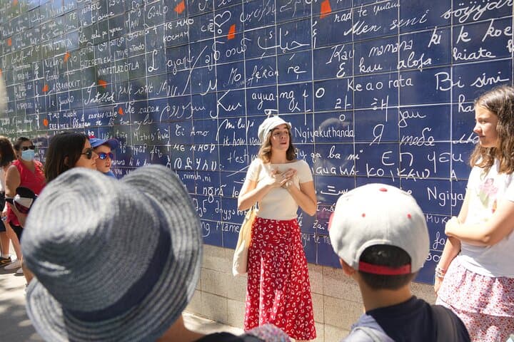 Guided tour of Montmartre in songs with a professional