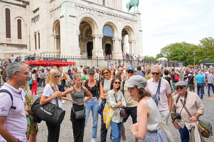 Guided tour of Montmartre in songs with a professional
