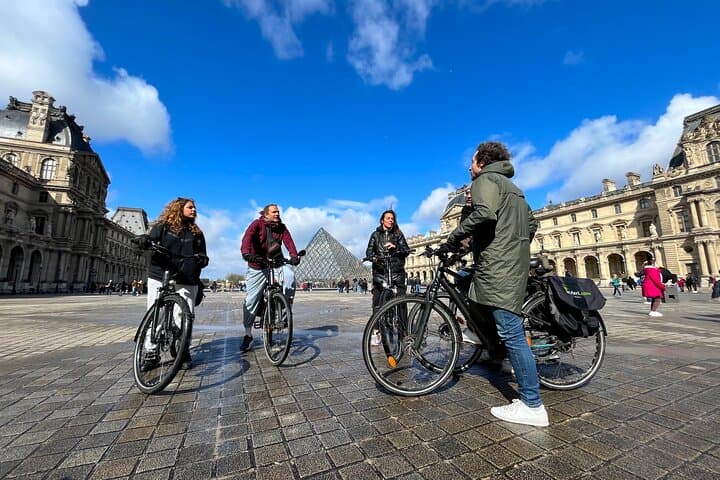 Paris : Private electric bike tour with wine and cheese tasting