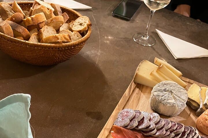 Traditional Gourmet Food & Wine Tour in Bordeaux