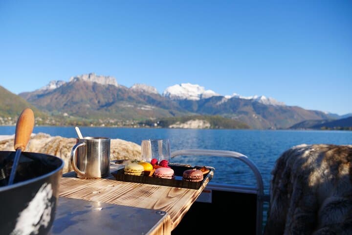 Guided tour of Annecy + Fondue cruise on the lake from Lyon