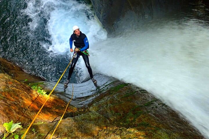 18m rope abseiling in the Bitet median canyon in the Ossau valley