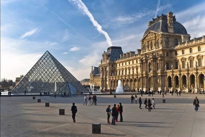 Visit Along the Seine